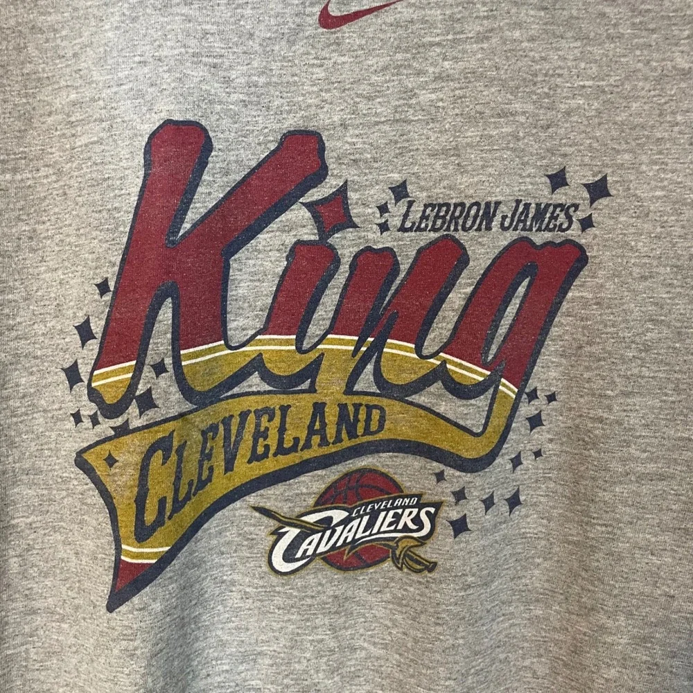 VTG Nike LeBron James‎ Cleveland Cavaliers King T-Shirt Gray XL Ctr Swoosh HOLE